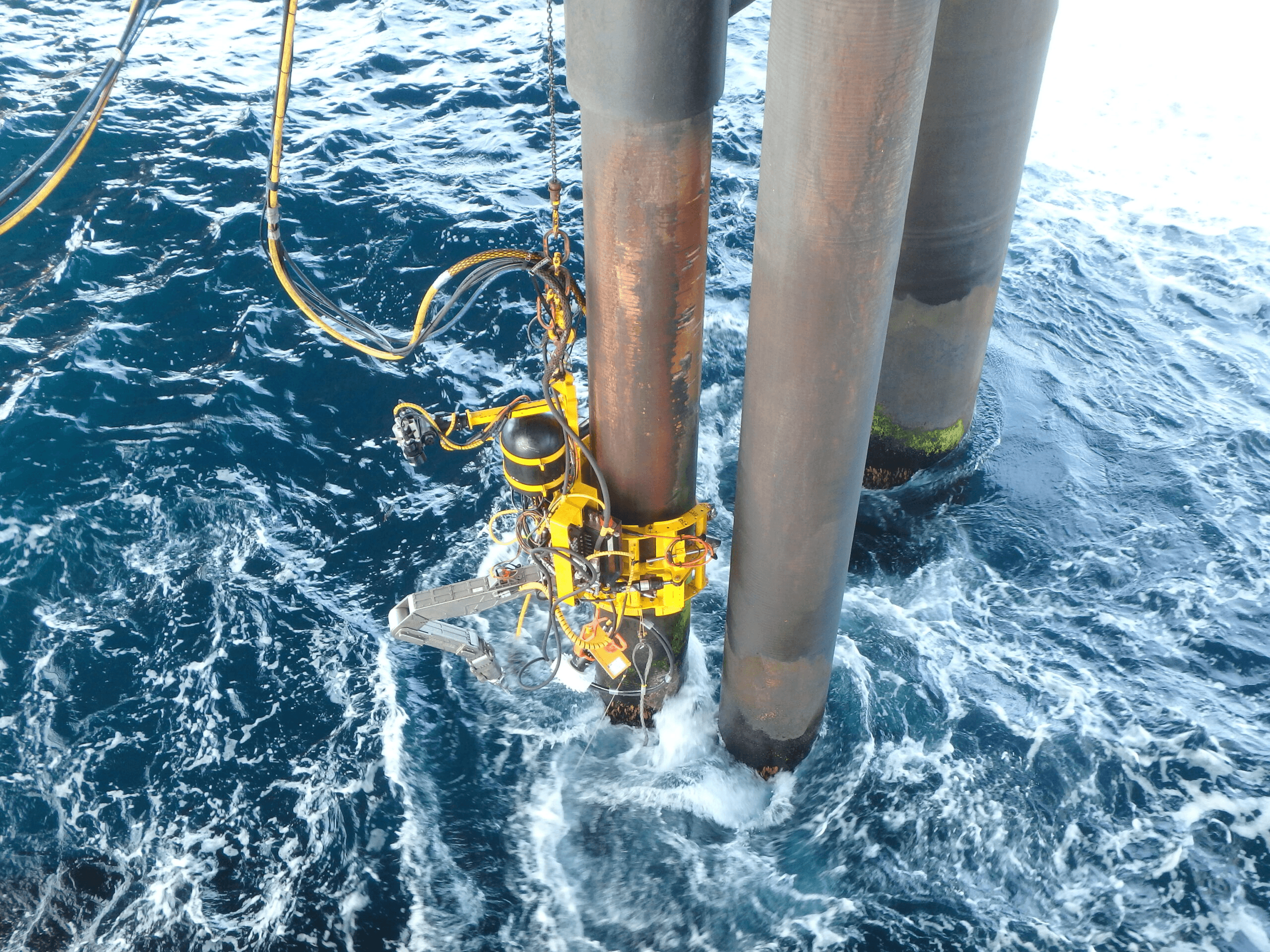 Robot de limpieza industrial en pata de plataforma offshore